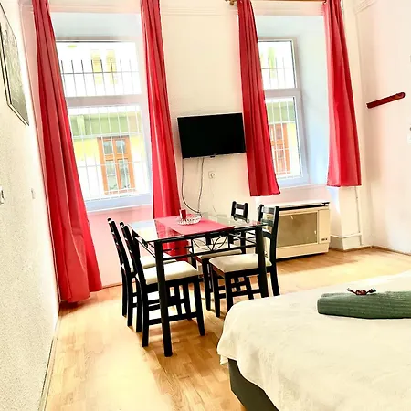 Very Warm With Big Bed Near New York Cafe *