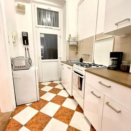 Sweet Warm With Big Bed Near New York Cafe Free Coffee