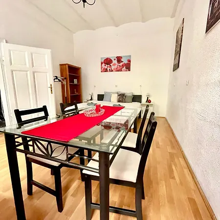 Sweet Warm With Big Bed Near New York Cafe Free Coffee Budapeste